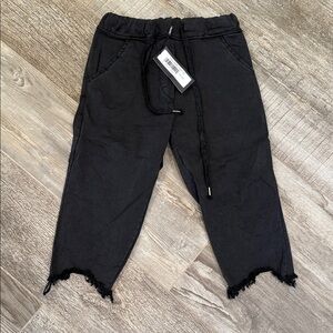 Venti 6 Capri Black Distressed Hem Pants Size XS